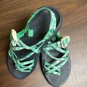 Chaco womens size 7. hiking sandals.  Green‎ white toe loop strap